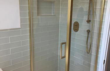 Spacious 4 Bed House Ideal for Races - Photo 13