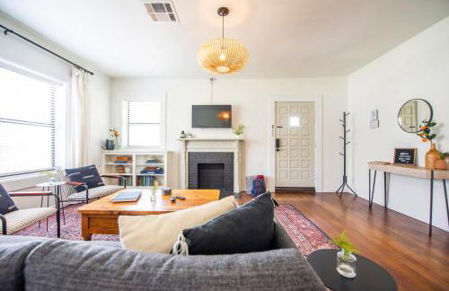 Newly Updated Cozy 1927 Uptown Tudor 4 min to Magnolia - Photo 24