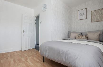 Modern 2 bed house in Enfield with private driveway parking - Photo 9