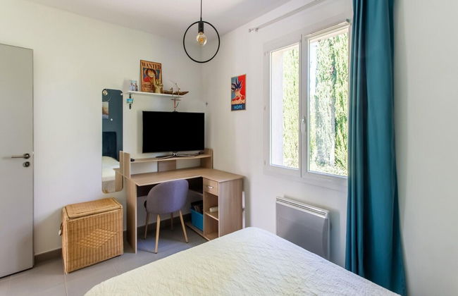 Beautiful Holiday Home With Swimming Pool - Photo 10