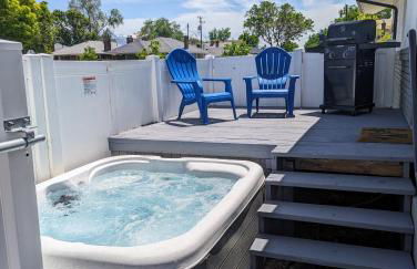 Modern Rustic Stay with Hot Tub near Downtown - Foto 4