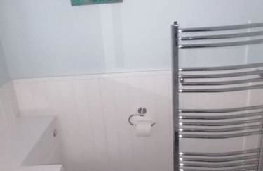 The Getaway - Modern 2 Bedroom Brixham Bungalow with sea peeps - Photo 17