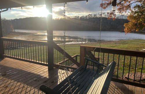 New, modern cabin with private lake and hiking - Foto 9