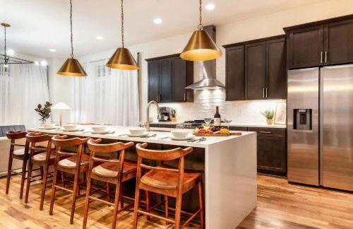 Skyline Views with Double Rooftop Deck & Game Room - Foto 12