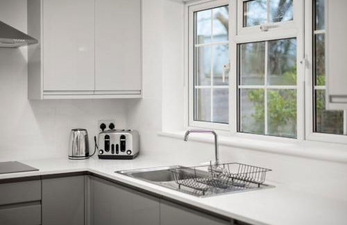 4 Bed House in Maidenhead, by ARP Homes, Driveway & Big Private Patio, Perfect Location for Business and Family Stays - Foto 21