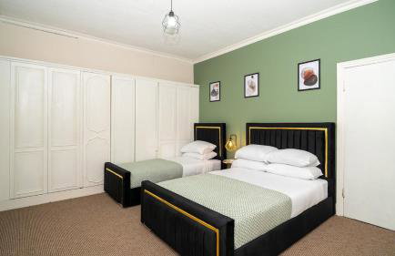 Large Contractor Dig with Pool Table - Foto 9