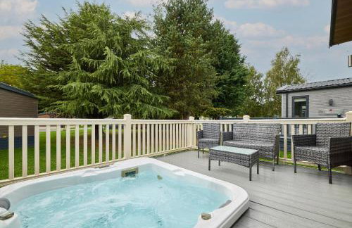 Nightingale Lodge with Hot Tub - Foto 1
