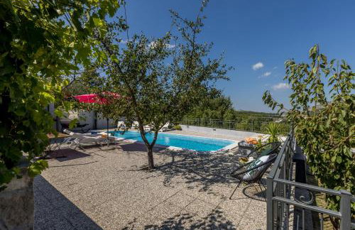 JOVI-relaxing, fenced, private, heated pool & view - Photo 17