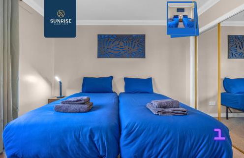 Muirton House 2 - INVOICE and REDUCED PRICE only via SUNRISE SHORT LETS DUNDEE, SLEEPS 8 has 4 Twin Bedrooms with 4 Car Parking, 2 Baths, 5 Smart TV, Fully Equipped, Garden, Free WiFi, and ONLY 9 Mins to STANNERGATE Ports - Foto 14