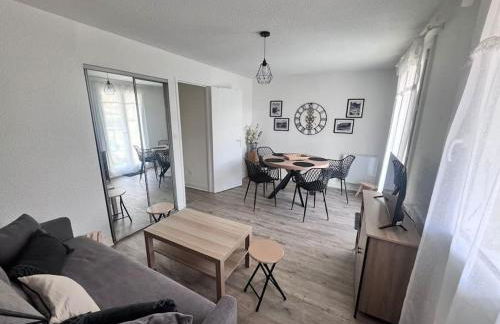 Bel appartement T2 refait à neuf avec piscine couverte de juin à fin septembre, près des stations de ski avec navette et draps et serviettes compris - Foto 3