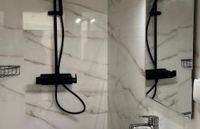 Refreshed apartment with private garden - Foto 37