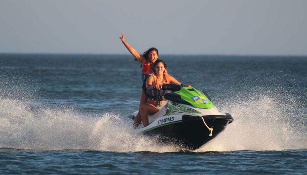 Disfrutando de la moto de agua