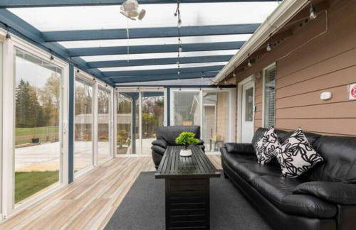 Shiny Rambler House with Spacious Solarium. - Foto 37