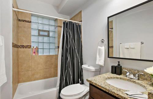 Modern & Furnished 2BR Apt with In-unit Laundry - Sunnyside 2E - Foto 15