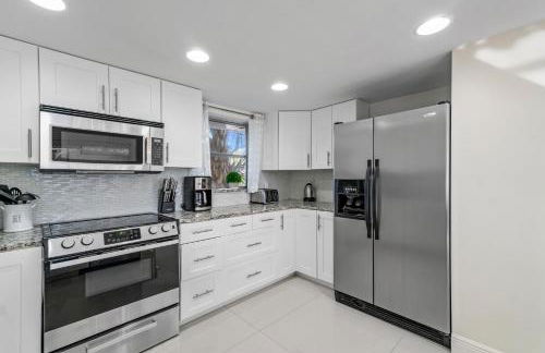 Beach Lux - Heated Pool with Infinity Spa, Cabana, BBQ, Golden Tee - Walk to Beach - by Maven Vacation Rentals - Foto 16