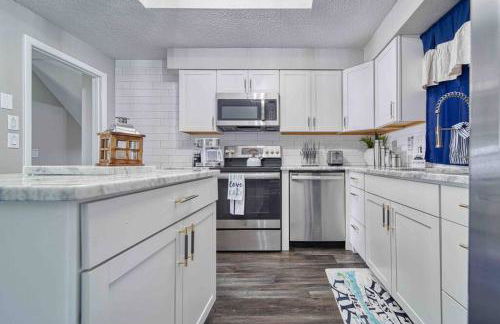 Stylish Lake home with HUGE POOL, Arcade with PS5,and Theater Just 5 min from Legoland - Foto 21