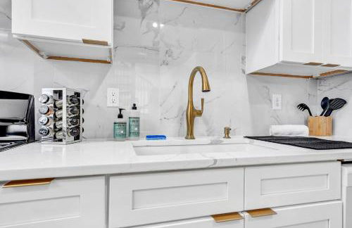 Stylish And Roomy Full House Dtwn - Photo 79