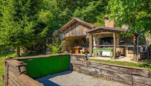 Familija Lovrinovi Retreat with Shared Pool - Photo 3