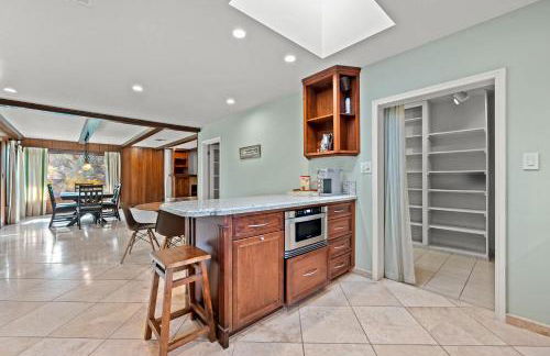 Airy Large Backyard Oasis Perfect Family Getaway - Foto 44