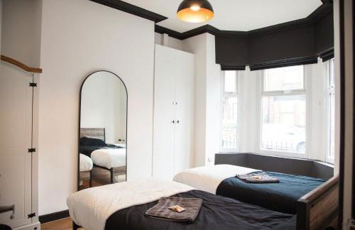 Entire Modern Home in Manchester and Near Peak District - Foto 2