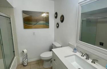 Lakefront Duplex with Pontoon Boat 2 Bedroom Home - Foto 11