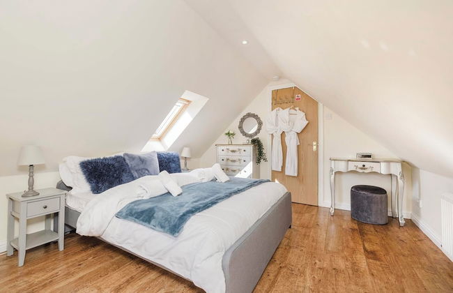 JOIVY Greenknowes Cottage W/ Hot Tub & Fireplace - Photo 5