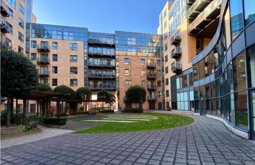 Stylish Apartment in Great City Location, Parking Possible - West One - Photo 2