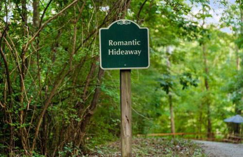 Hot Tub & WiFi - Romantic Hideaway - Foto 43