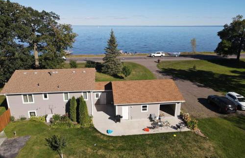Modern Home on Mille Lacs Lake! Amazing yard and game-room! - Foto 2