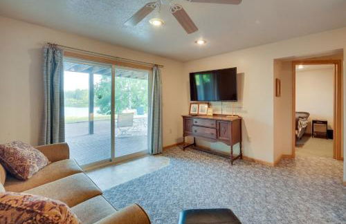 Lakefront Birchwood House with Deck and Fire Pit! - Foto 16