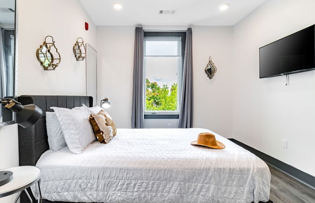 Lindsley by Avantstay Balcony Modern Design A Downtown Location - Photo 20