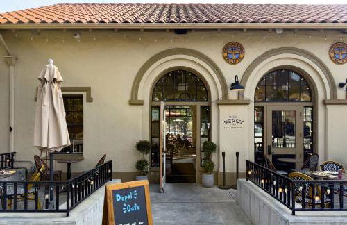 Luxe Treehouse Apt•Walk to Town•King Bed•Sleeps 4 - Foto 20