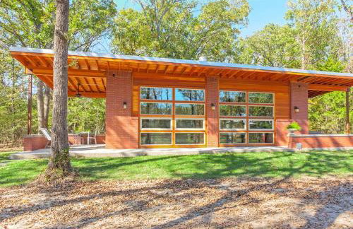 Frank Lloyd Wright-Style Cabin Rental with a Private Hot Tub near Dallas, Texas - Photo 1