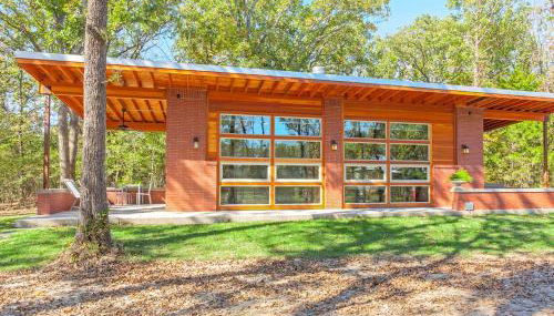 Frank Lloyd Wright-Style Cabin Rental with a Private Hot Tub near Dallas, Texas - Photo 1