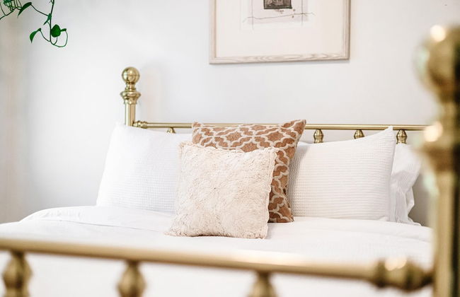 Gorgeous Bungalow With a Backyard Deck - Photo 54