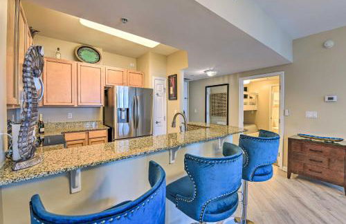 Modern Resort Condo with Balcony - Walk to Beach! - Foto 10