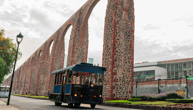 Tramway à côté de l'aqueduc de Querétaro