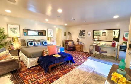 Hollywood Hills Spa Retreat Oasis with Tree Top Views, Private Jacuzzi Style Tub, Steam Room, Magical Half Acre Acre Garden and Patio, Free Parking for 2 cars, in LA's most Serene, Central Desirable Area - Foto 13