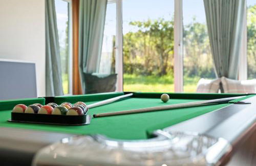 Stunning Countryside Home in Surrey by 53 Degrees Property, Ideal for Family Getaways, Private Tennis Court! - Foto 13