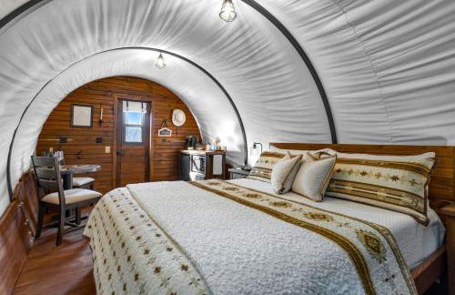 Secluded Luxury Wagon with Pond, King Bed, Full Bath, Patio - Foto 2