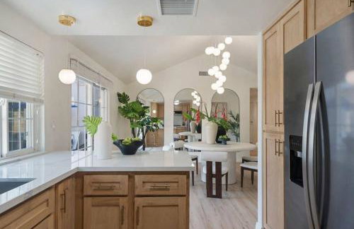 Sunlit Oasis with Heated Pool and Jacuzzi 20 minutes to Disneyland - Foto 42