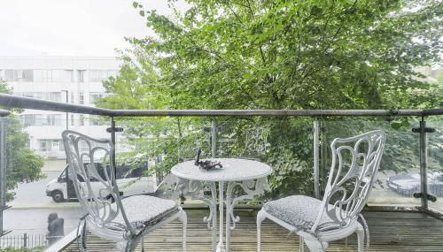 Elegant 2-Bedroom Apartment with Balcony - Foto 3