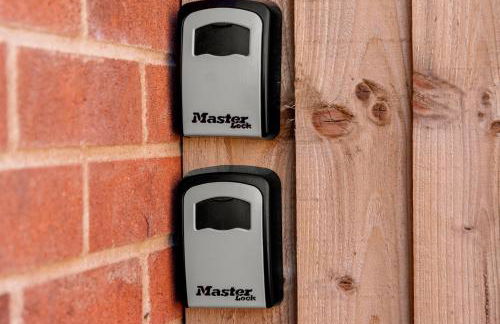 Stylish Innsworth home with garden & parking - Photo 24