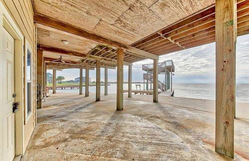 Jaw-dropping bayfront home with panoramic water views, boat slip, and cowboy pool - Foto 15