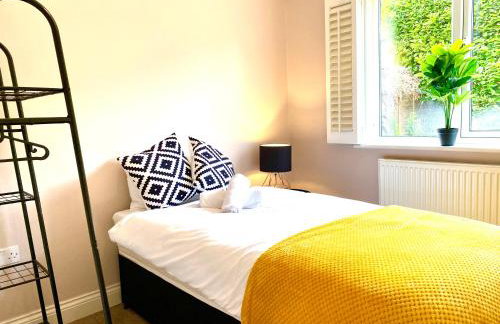 NEW! Luxury YELLOW HOUSE Bright Modern Detatched Home with PRIVATE PARKING, NETFLIX Close Luton, M1, and AIRPORT Ideal for Families, Professionals, Consultants, LONGER STAY OPTIONS - Foto 5