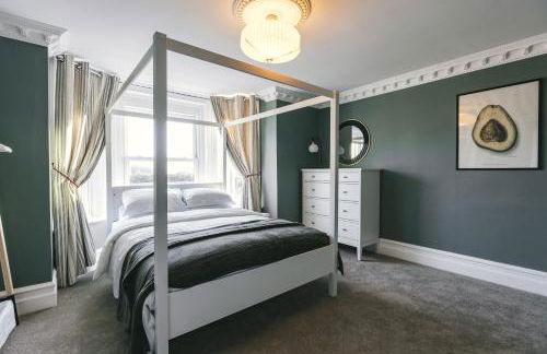 Large 7 Bedroom House for Families and Work Crews Hot Tub Parking Wi-Fi sleeps 17 - Foto 27