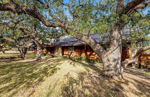 Hill country gem with private pool, deck, firepit, Ping-Pong, foosball, & WiFi - Photo 51