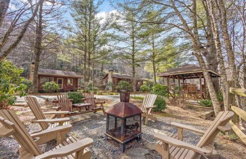 Picturesque Riverside Cabin with Fireplace and Porch - Foto 7