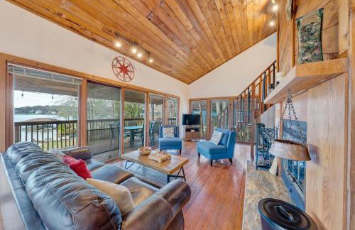 Lakeside Lodge - Lakefront home with private dock & hot tub - Foto 42