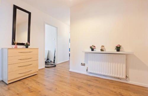 Luxury 2 Bedroom Apartment with Free Parking Opposite Queen Elizabeth Hospital - Photo 30